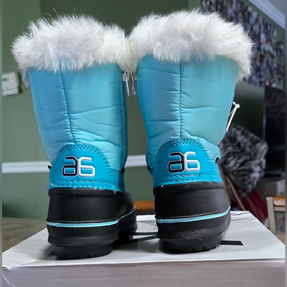 Arctix Kids Boots in Aqua and Black #1107 - Picture 3 of 11